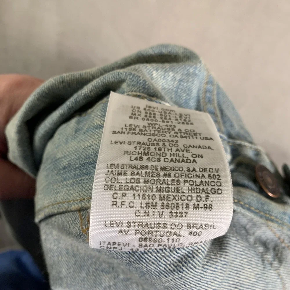 Levis any take present
